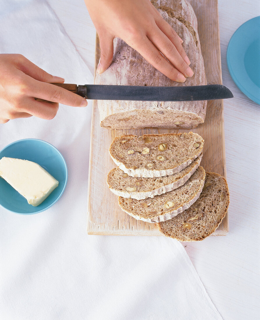 Nuss - Buttermilch - Brot mit Haselnusskerne, Walnusskerne, Fenchel