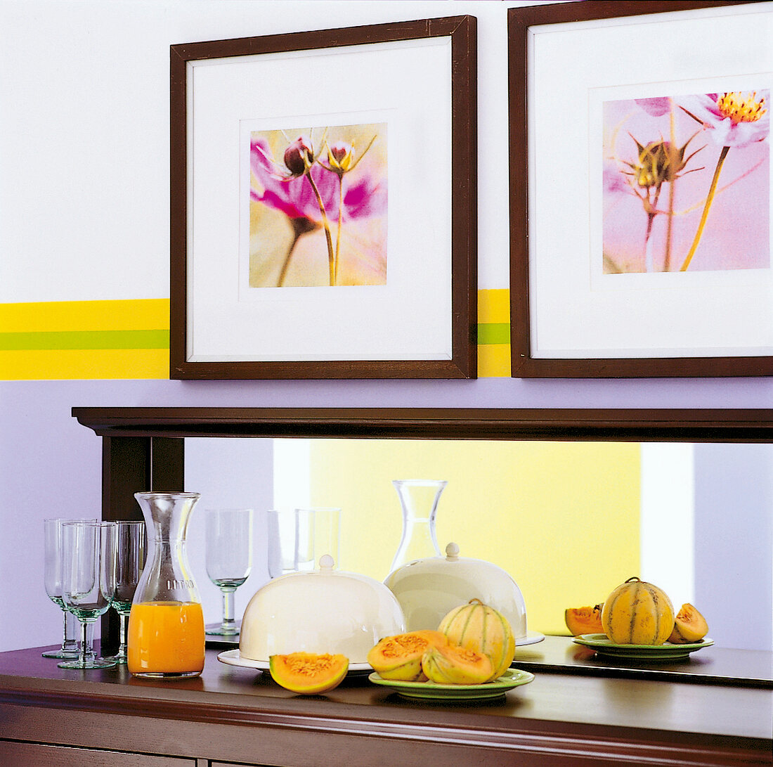 Deko - Detail: Bilder mit Blumen + Fenster zur Küche, dunkles Holz