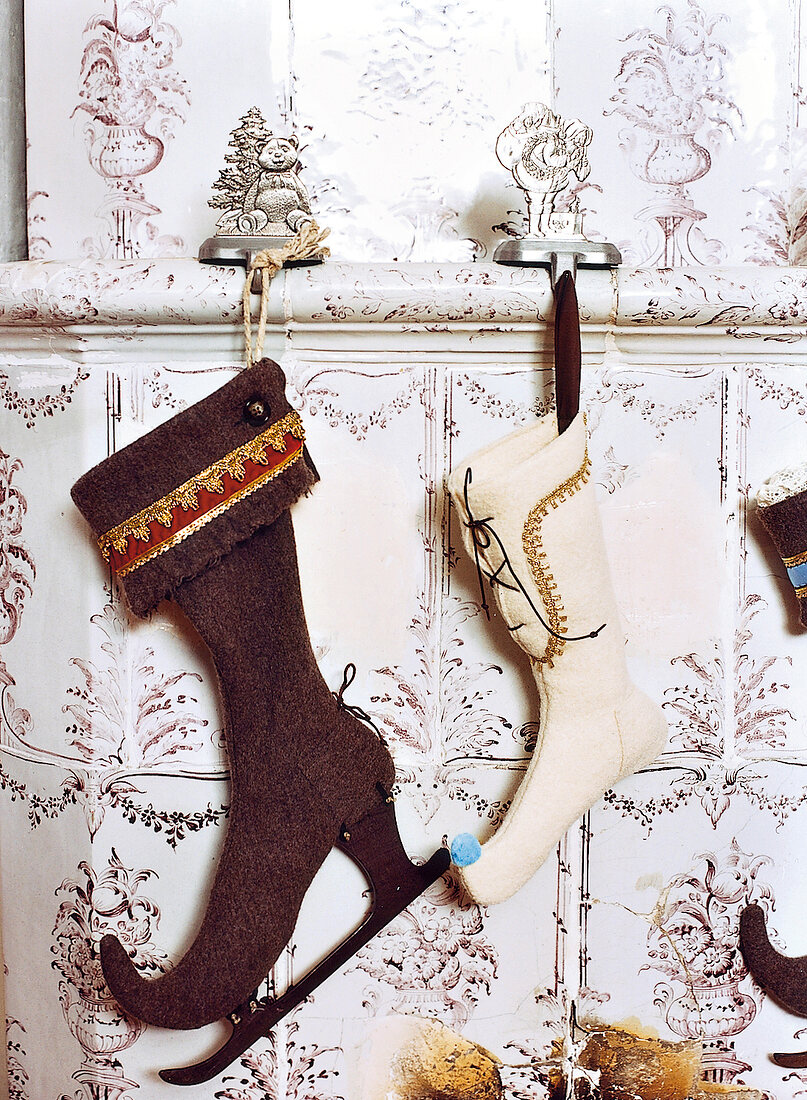 Stiefel und Schlittschuh hängen an der Wand, Nikolausstiefel