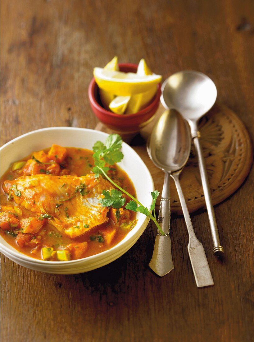 Fischcurry mit Tomaten und Ingwer in einer weißen Schale