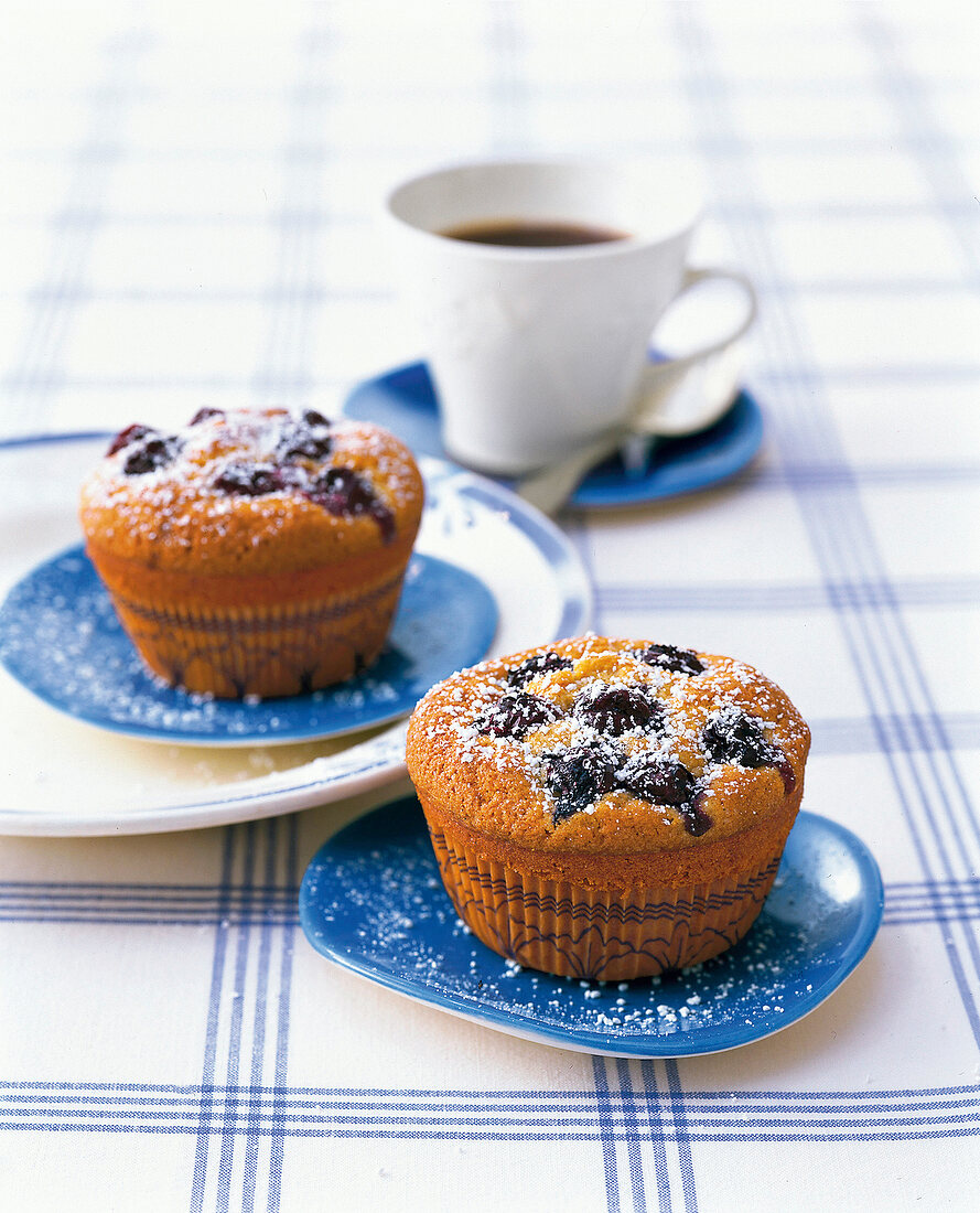 Muffins mit Blaubeeren und Tasse Kaffee