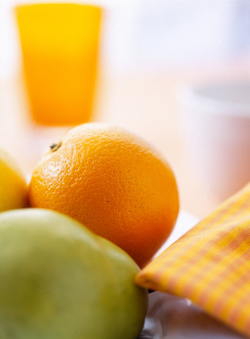 Balance, eine Orange liegt auf dem Tisch (Still)