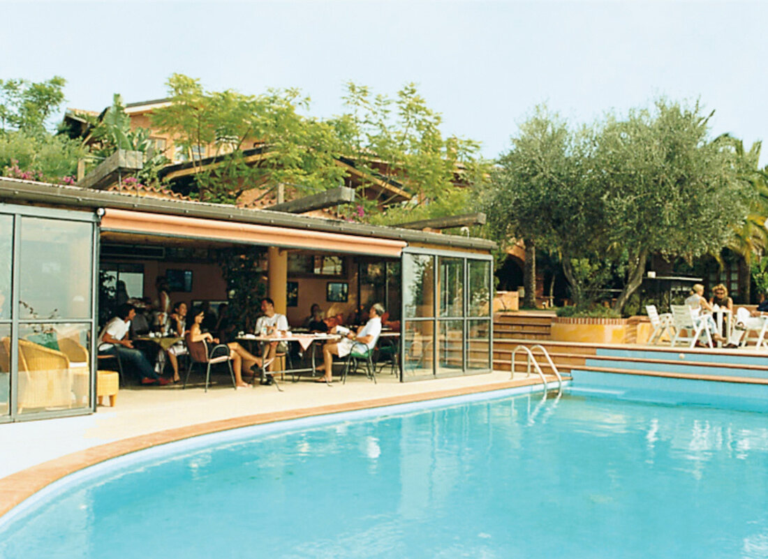 Ligurien, Lunch im Hotel Relais San Damian, Hotelgäste vor Pool