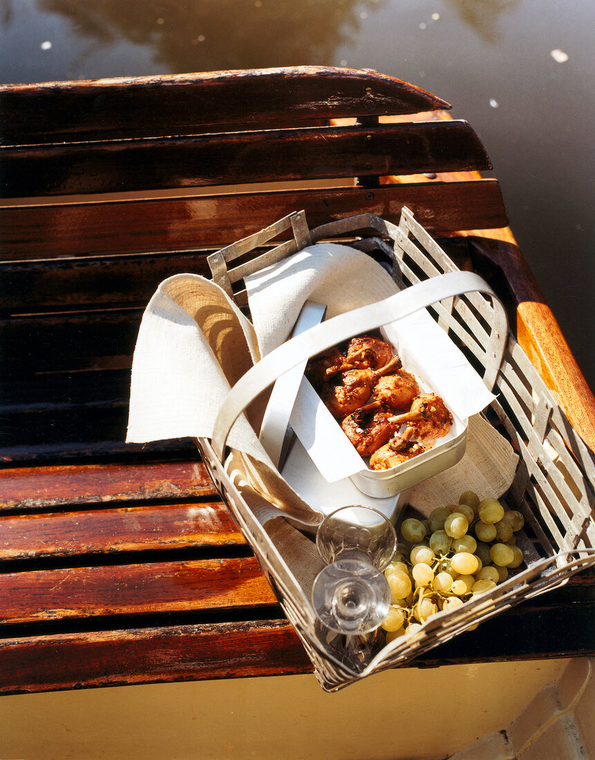 Picknick am See auf Boot, knusprige Hähnchenkeulen + Weintrauben