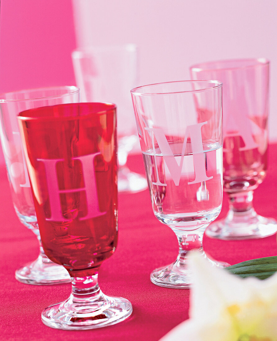 Drinking glasses with monogram in red and white