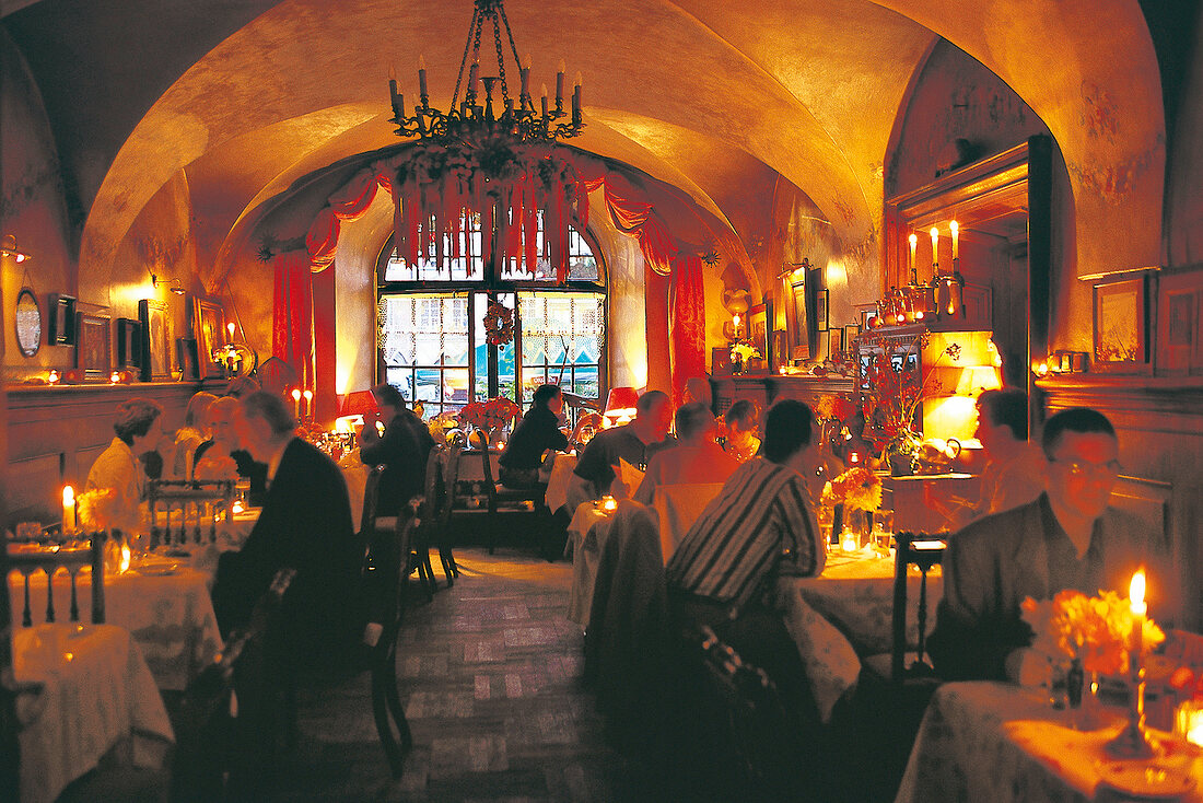 Innenraum des Cafés U Fukiera, Warschau, Gäste