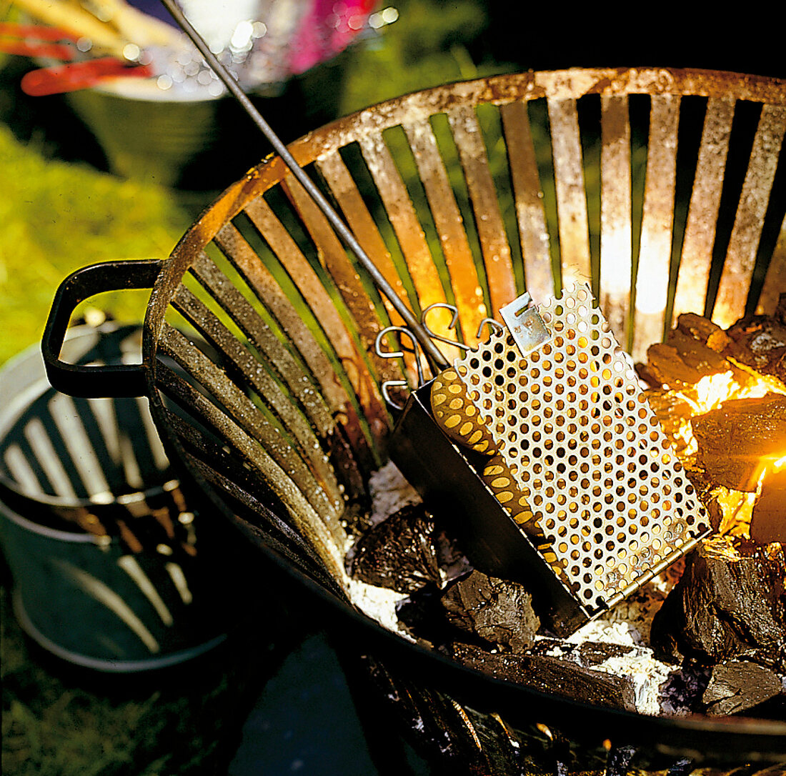 Kartoffeln im Holzkohle- Grill 