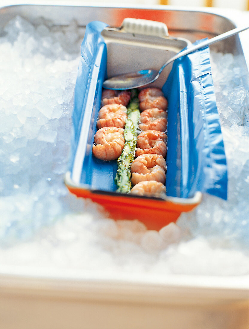 Preparation of cancer jelly with crayfish in an aluminum dish on ice