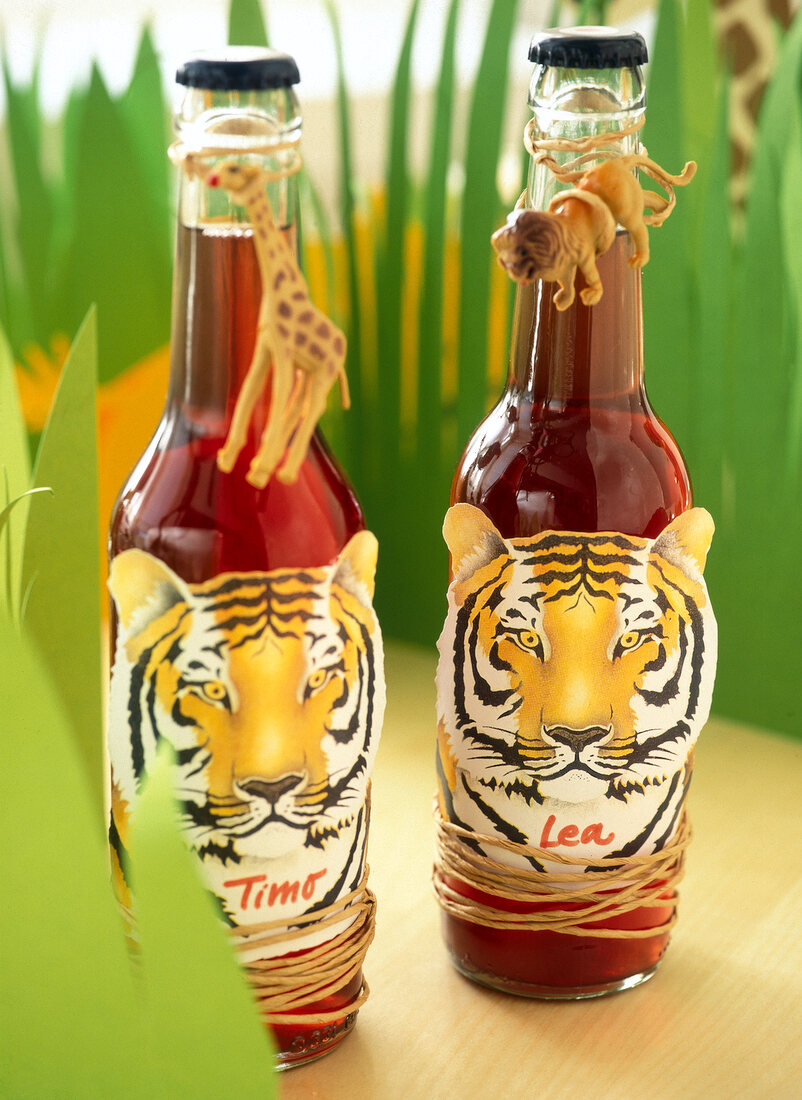 Flaschen mit Dschungel-Figuren verziert