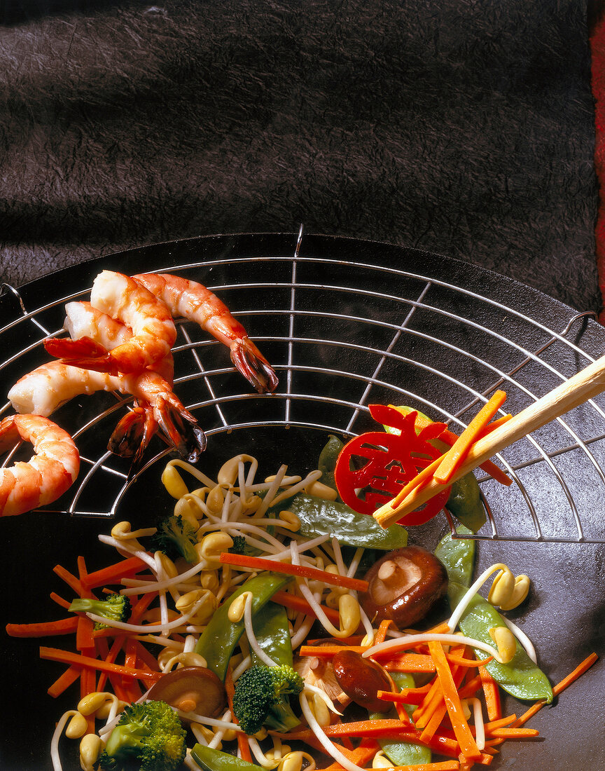 Euro-asiatische Küche: Garnelen + Gemüse garen im Wok