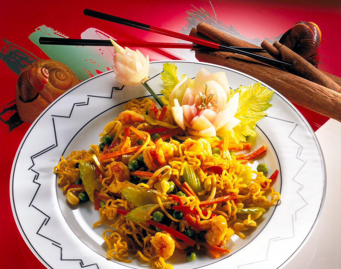 Euro-asiatische Küche: Curry-Nudeln mit Scampi, Möhren und Sojasprossen