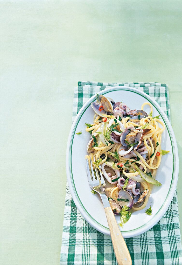 Linguine alle vongole with titenfisch and fennel on plate, overhead view