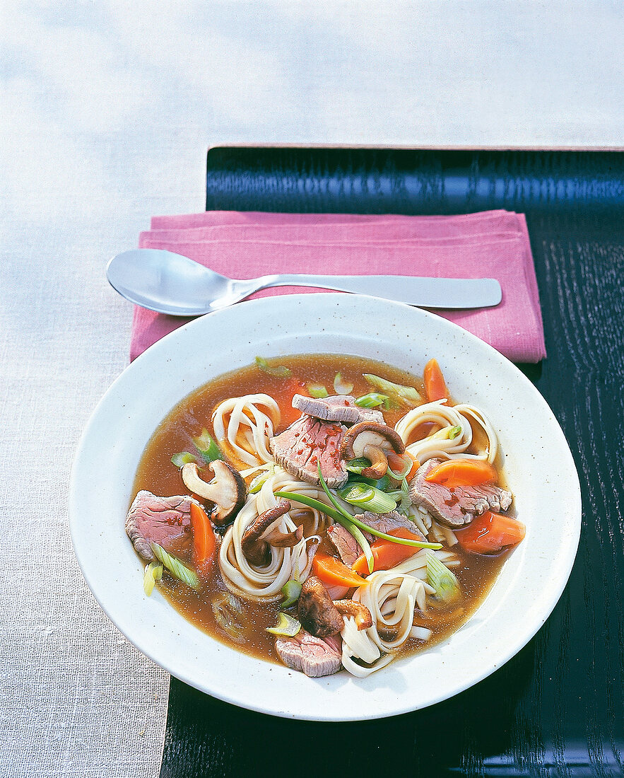 Asia - Nudelsuppe mit Rindfleisch 