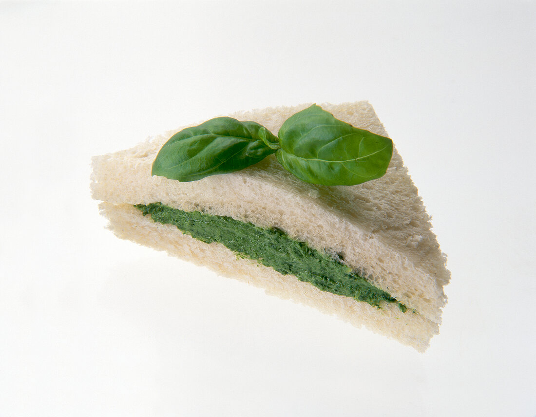 Spinat-Sandwich, Basilikum, Häppchen