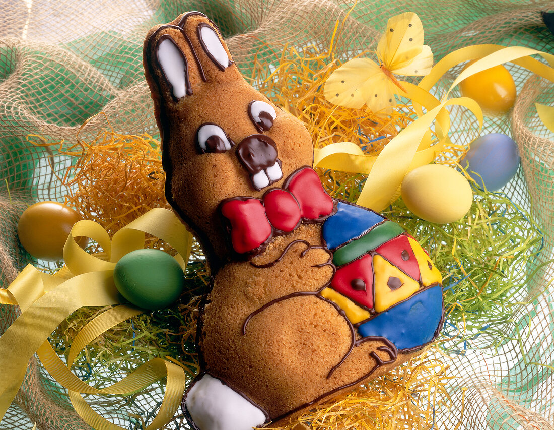 Gebackener Osterhase aus Sandkuchenteig mit Ei, Ostern