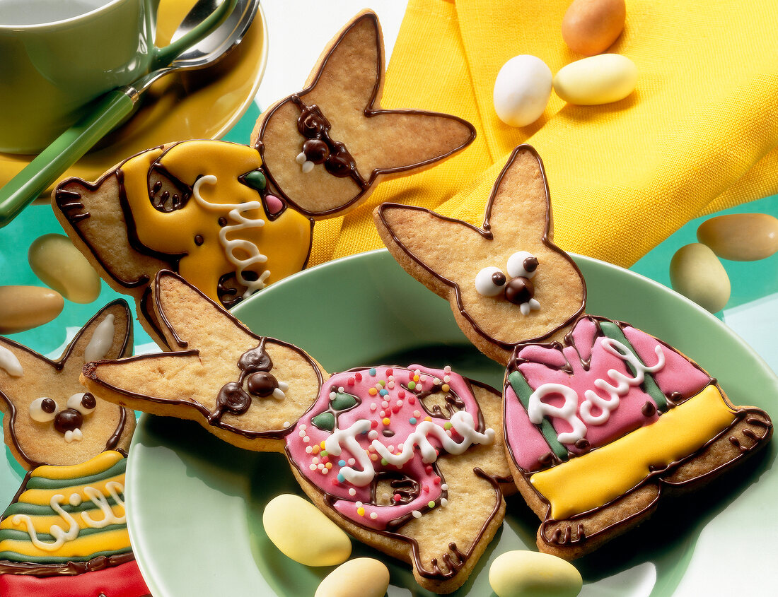 Bunte Hasen aus Mürbeteig als Platzkarten, Ostern, Tischdeko