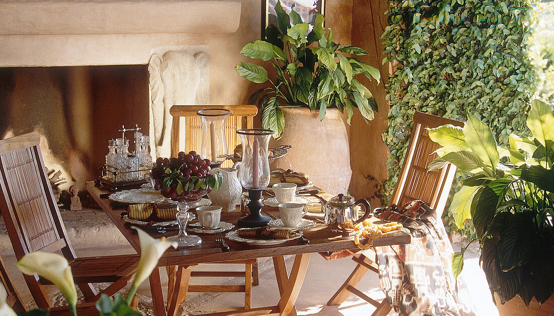 Gedeckter Tisch im Kolonialstil, Teakholz-Möbel auf der Terrasse