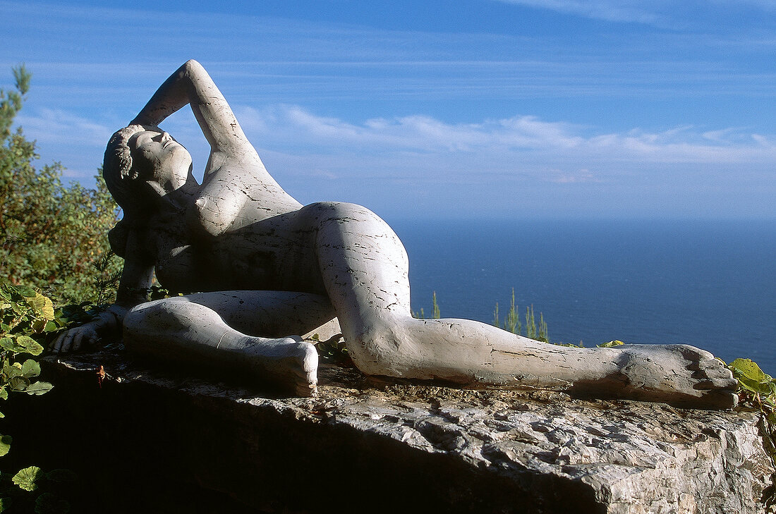 Statue in Eze: Frauenakt liegend, im Hinergrund - Himmel und Meer
