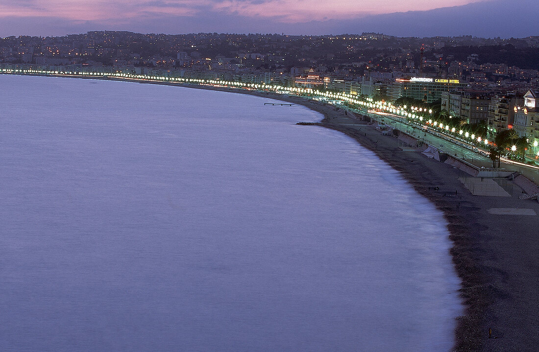 Nizza: Blick auf Meer und Küste mit beleuchteter Stadt, Abenddämmerung
