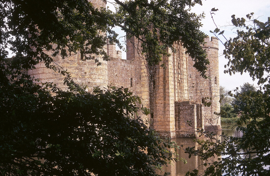 Bodiam Castle: Burg am Wasser, massive Steinmauer, Türme