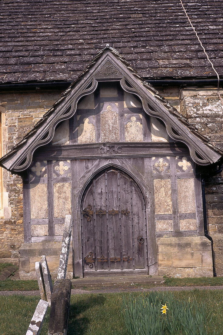 Eingangstür e. Landhauses o. Kirche, Fachwerk, oben zugespitzte Holztür