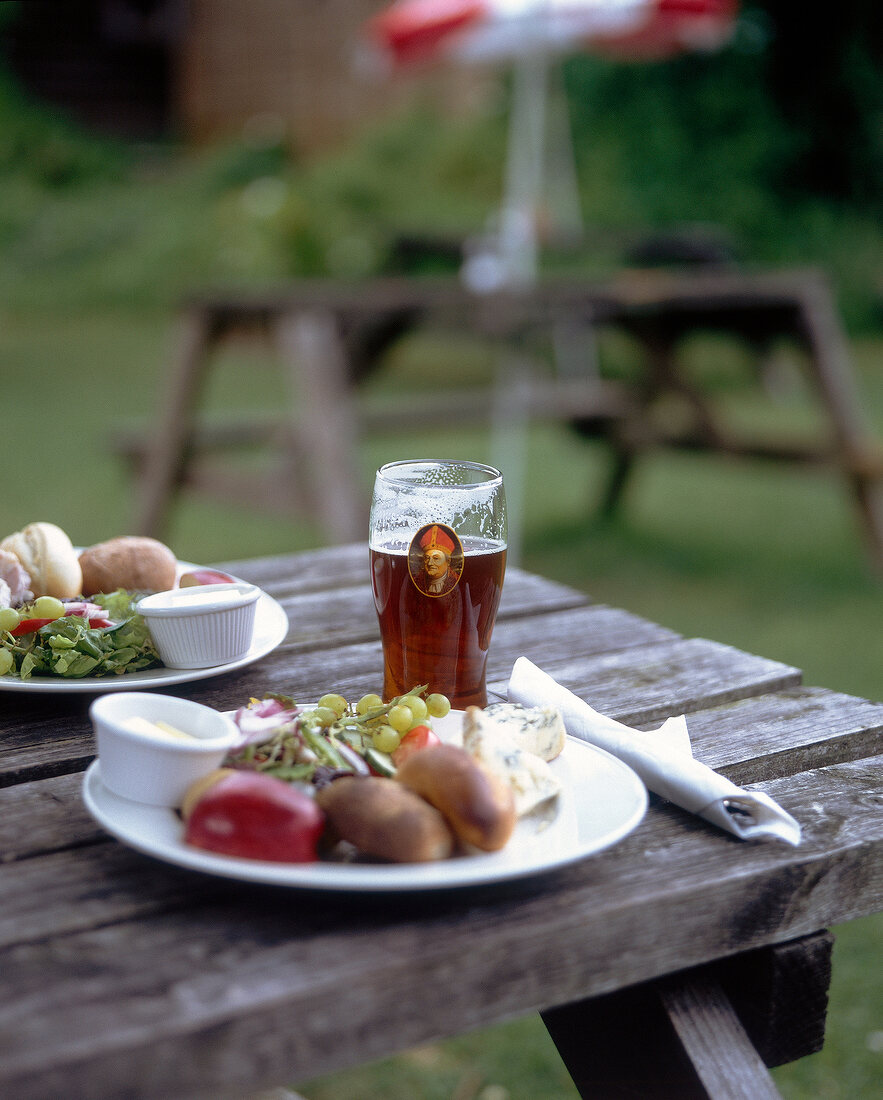 Lunch im Pub "George Inn", Alfriston Brötchen, Käse, Salat, Bier