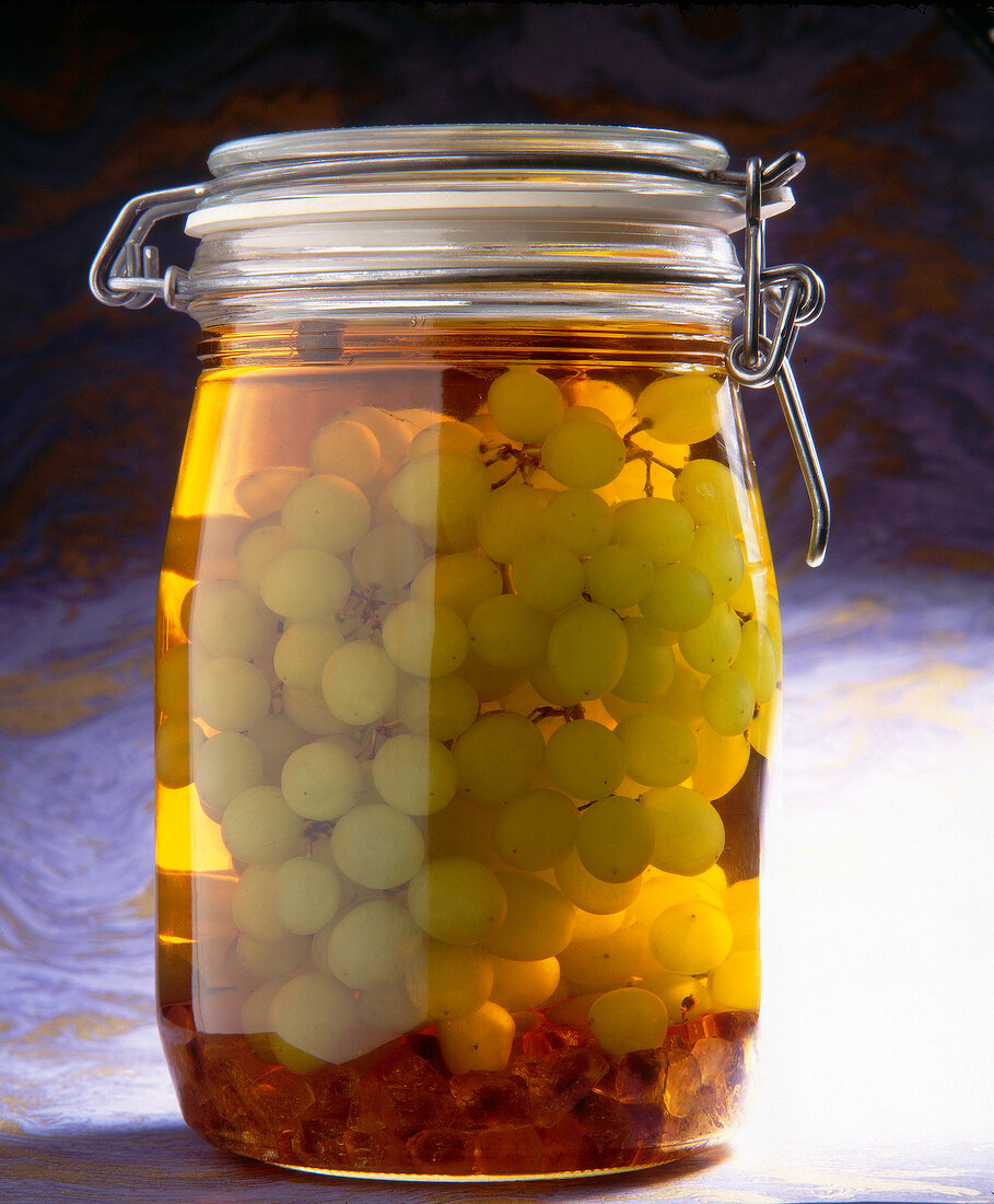 Weintrauben in Whisky im Glas, mit braunem Kandis und Orangenlikör