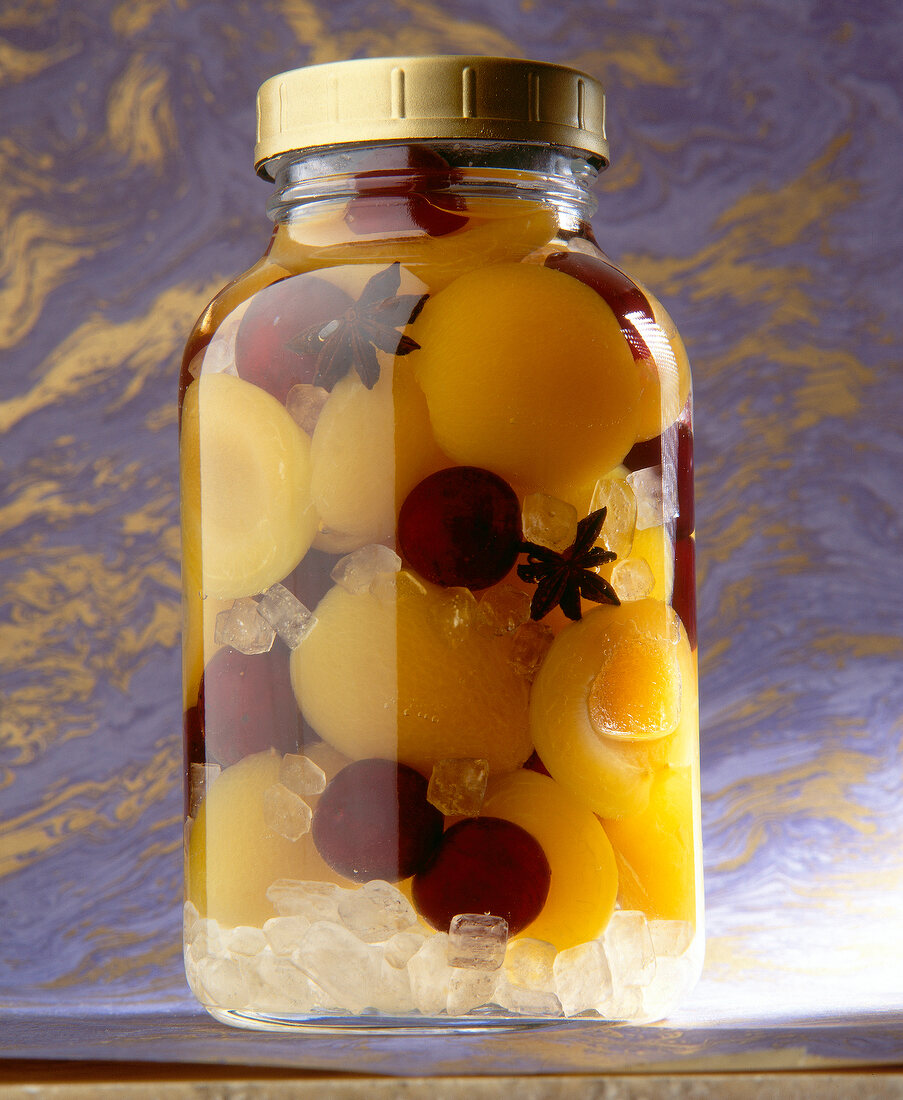 Kirschen und Aprikosen in Kirsch- wasser im Glas, mit Kandis