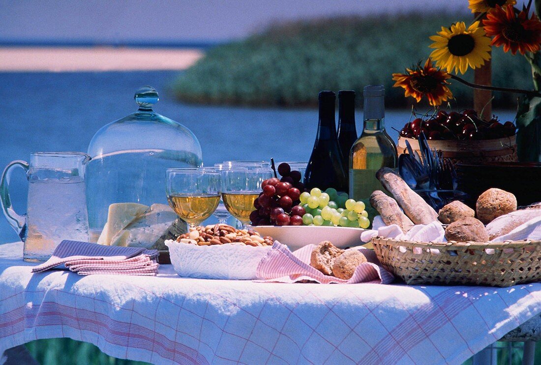 Sommerliches Buffet mit Obst; Käse; Brot