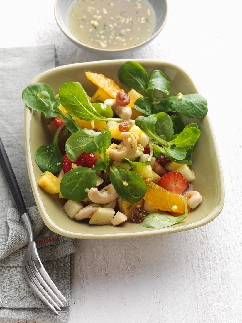 Feldsalat mit Früchten und Cashewkernen