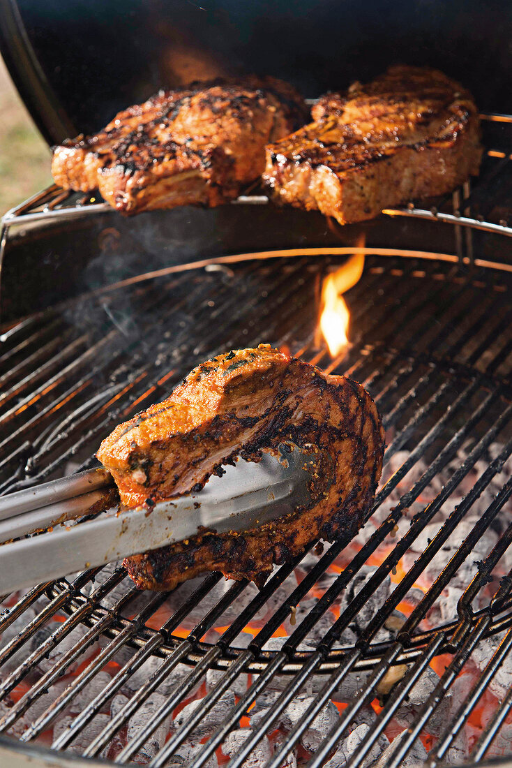 Iowa Chops, gefüllte Schweinekoteletts auf dem Grill