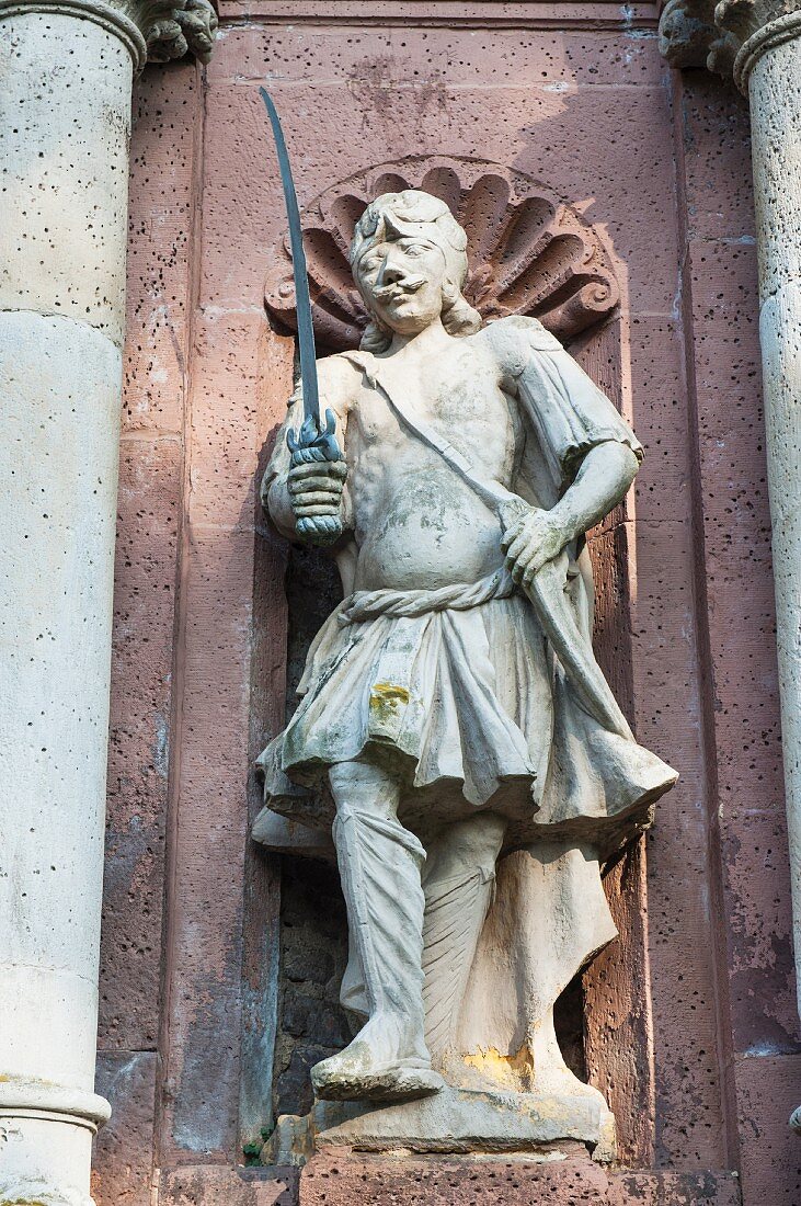 Schlosstor von Corvey - Steinfigur eines türkischen Soldaten mit Degen in Hand