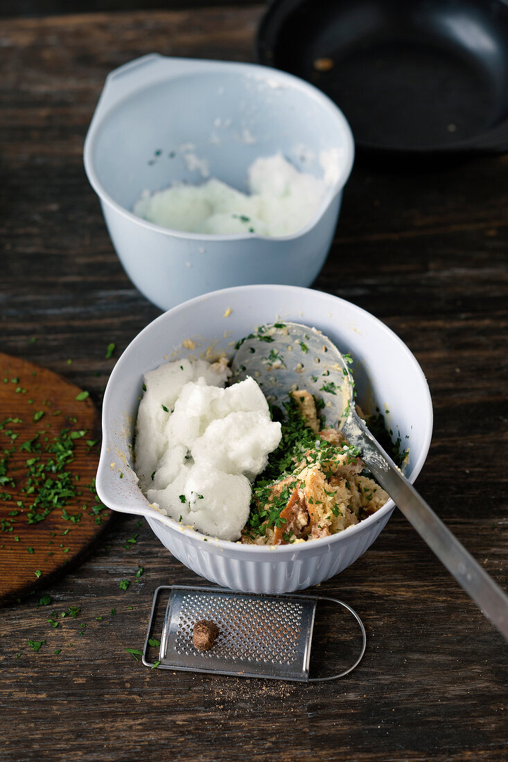 Serviettenknödel zubereiten: Semmelmasse mit Eischnee vermischen