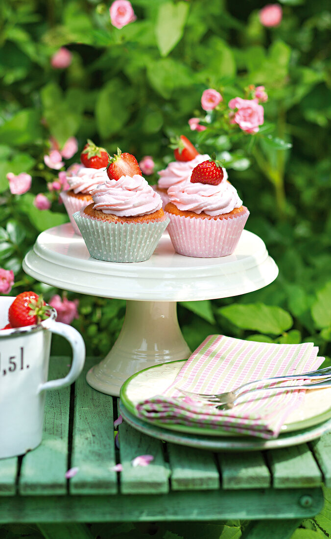 Erdbeer-Cupcakes auf Kuchenständer