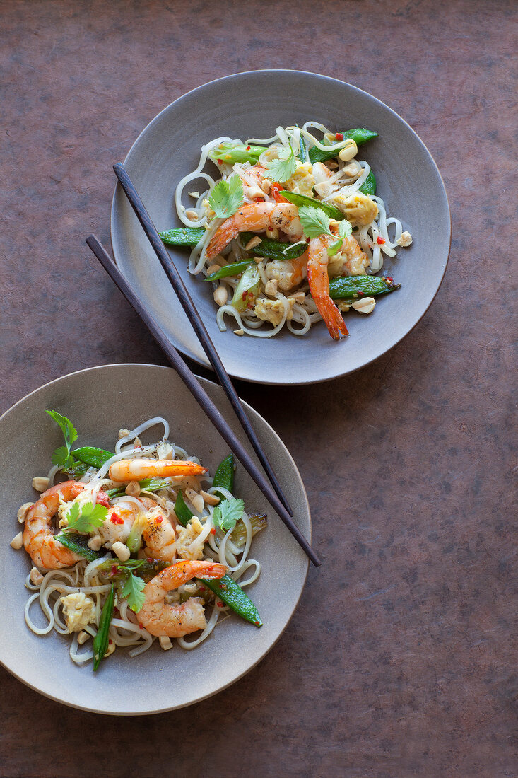 Pad Thai (Nudelgericht, Thailand) mit Garnelen & Zuckerschoten