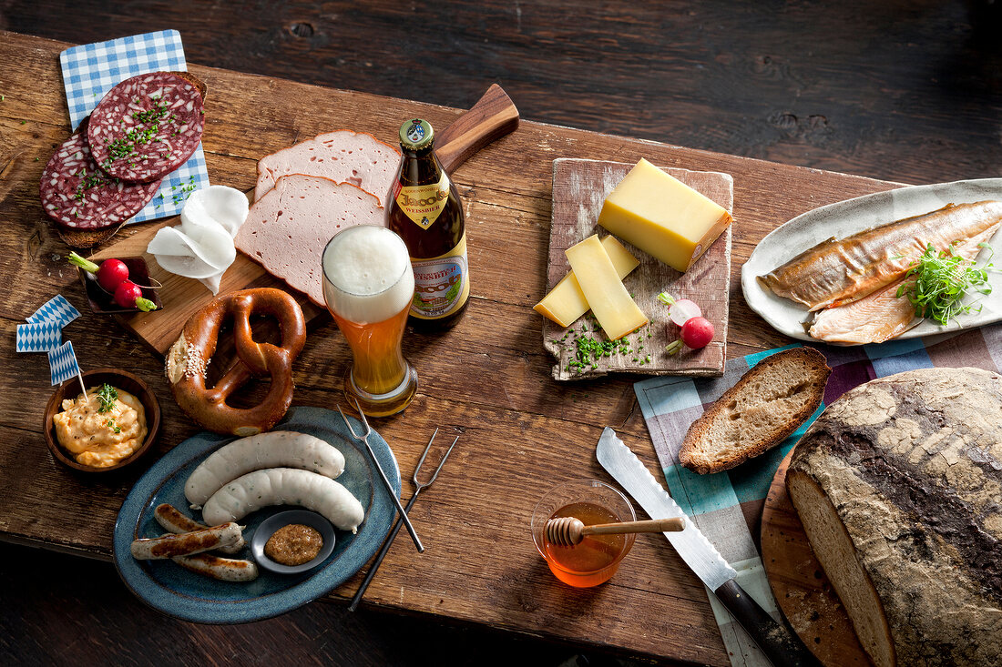 Brotzeit mit Wurst, Käse, Fisch & Bier (Bayern, Deutschland)