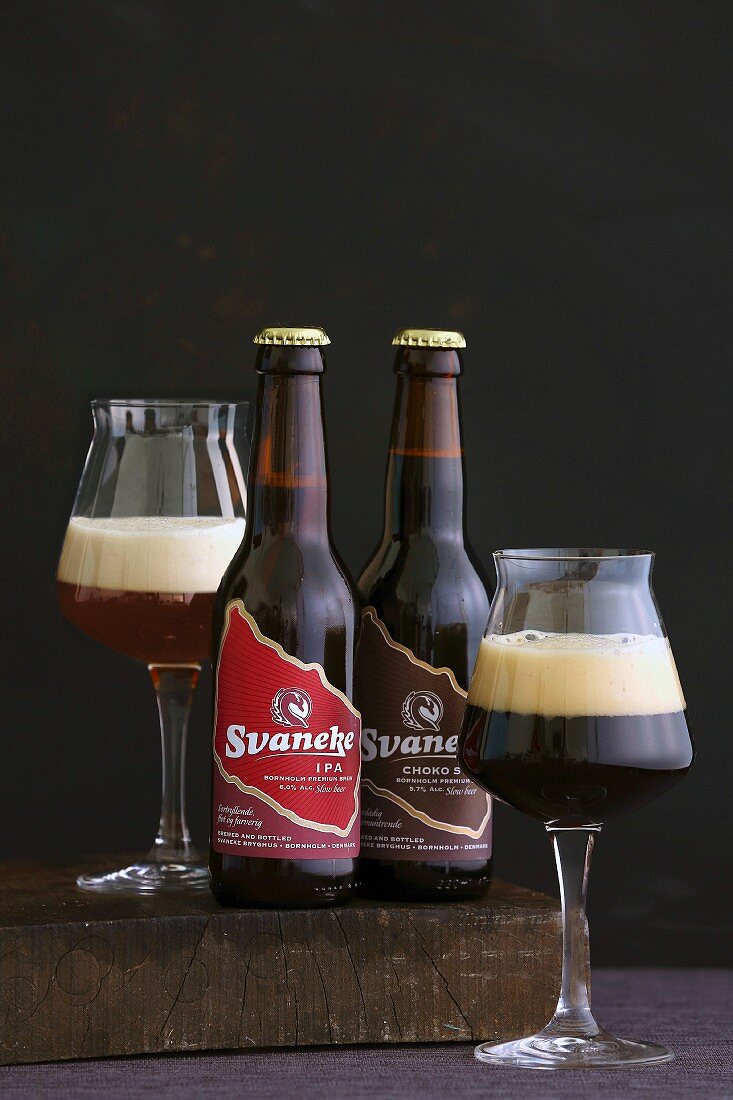 Dänisches Bier in Flaschen und Gläsern