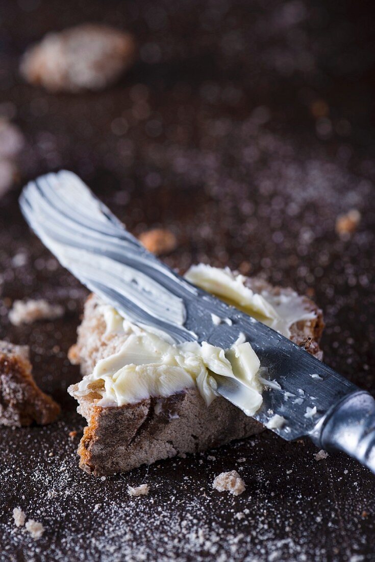 Ein Stück Butterbrot mit Messer