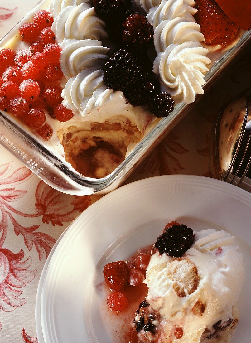 Trifle mit gemischten Beeren