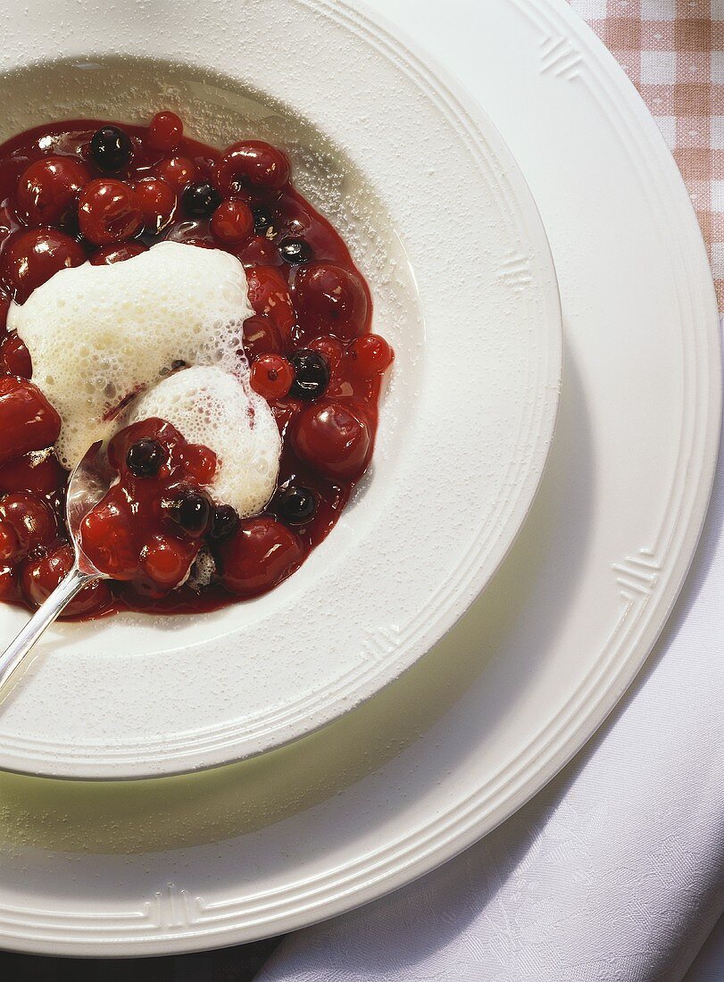 Rote Grütze mit Vanilleschaum