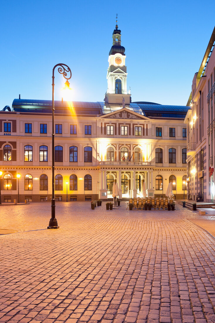 Lettland, Riga, Rathaus am Rathausplatz, am Abend, 