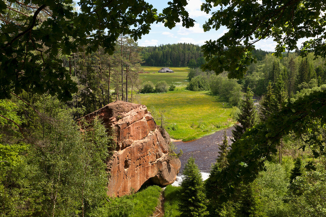 Lettland, Gauja Nationalpark, Zvartes iezis, Felsen am Amata Fluss