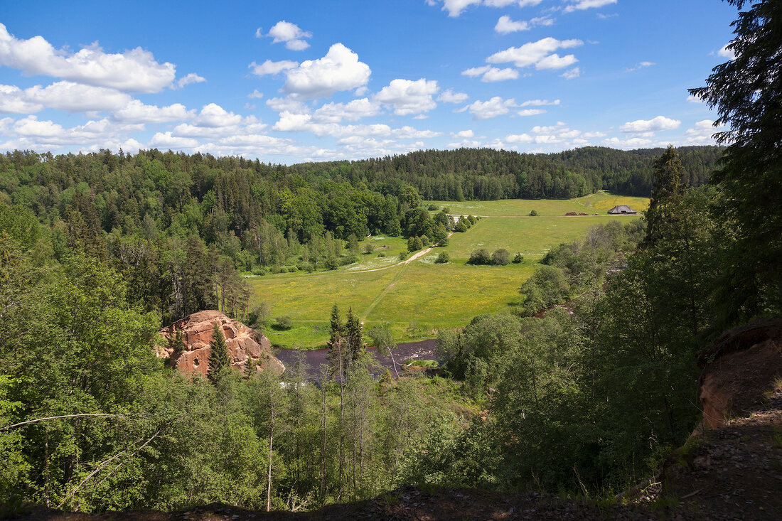 Lettland, Gauja Nationalpark, Zvartes iezis, Felsen am Amata Fluss