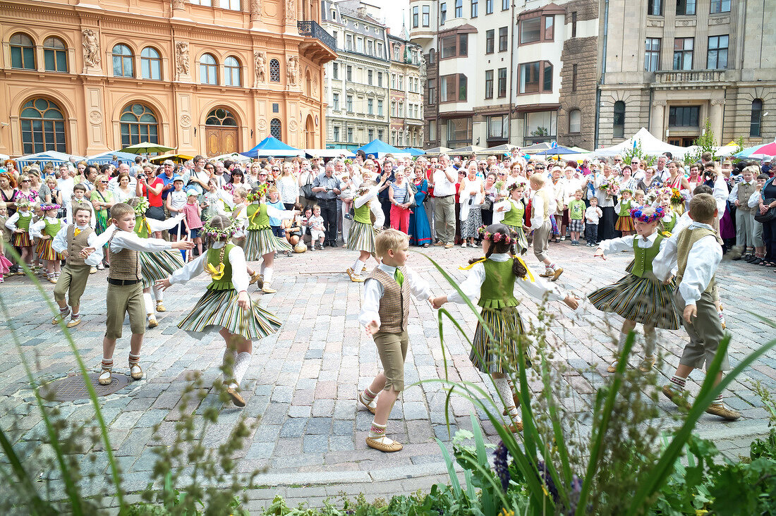 Lettland, Riga, lettisches Mittsommerfest, Tanz