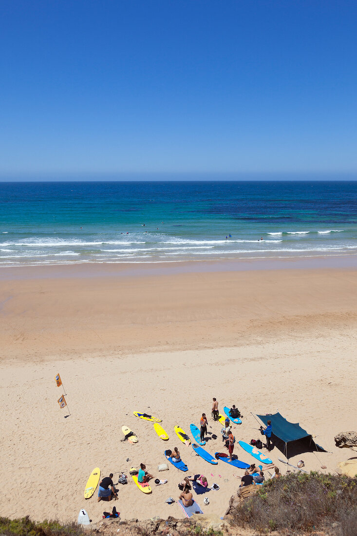 Portugal, Algarve, Surfer am Strand Amado bei Carrapateira, 