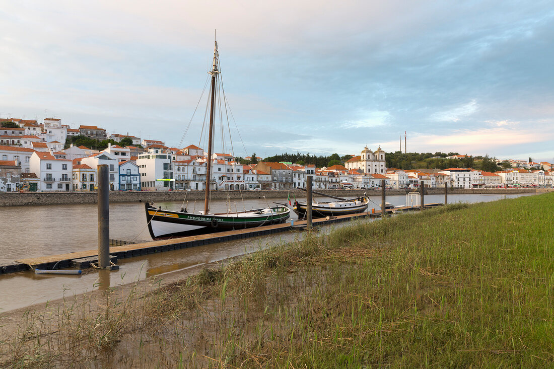 Portugal, Algarve, Blick auf Alcacer do Sal am Rio Sado