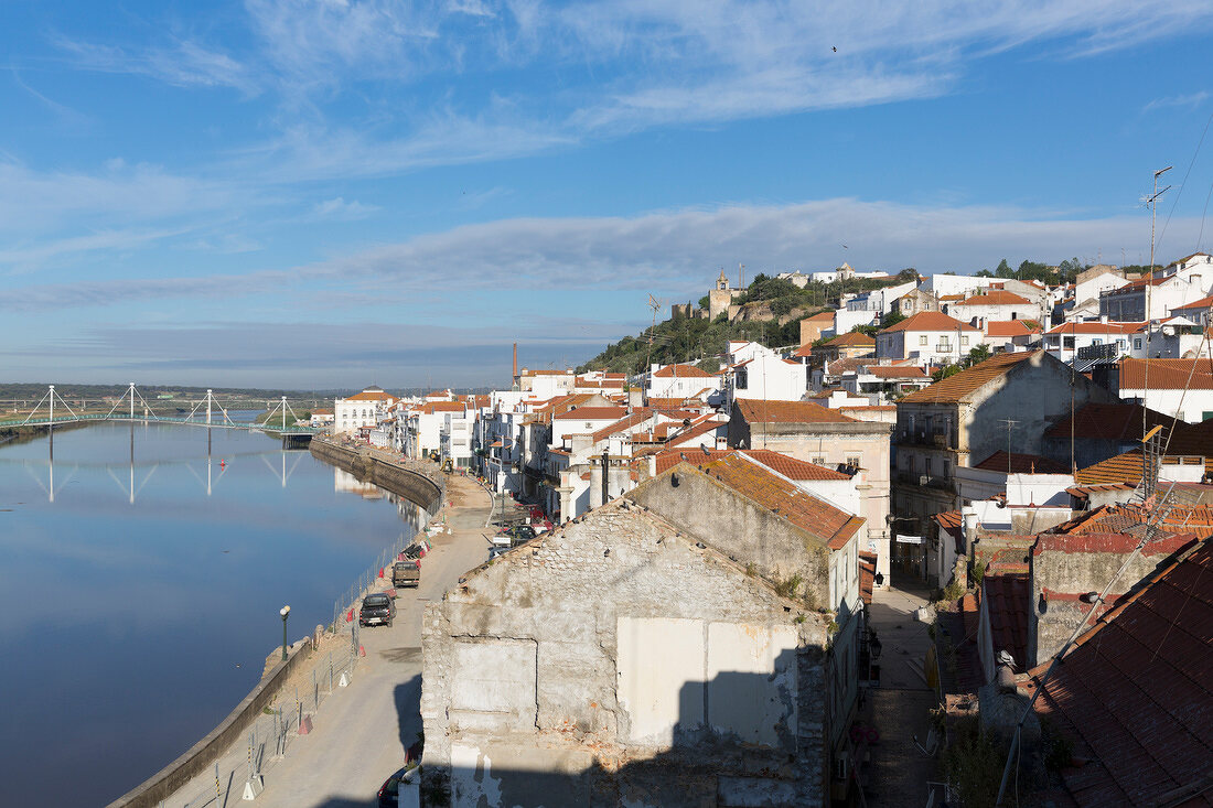 Portugal, Algarve, Blick auf Alcacer do Sal am Rio Sado