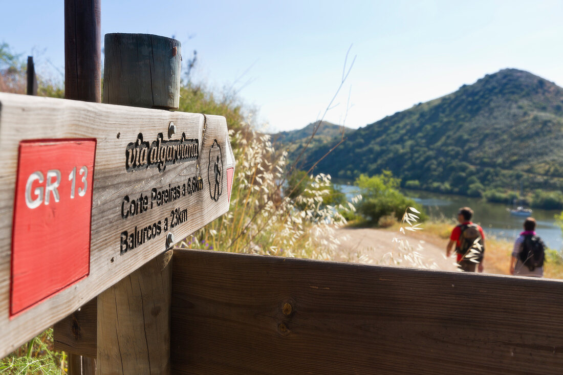 Portugal, Algarve, Wegweiser am Rio Guadiana