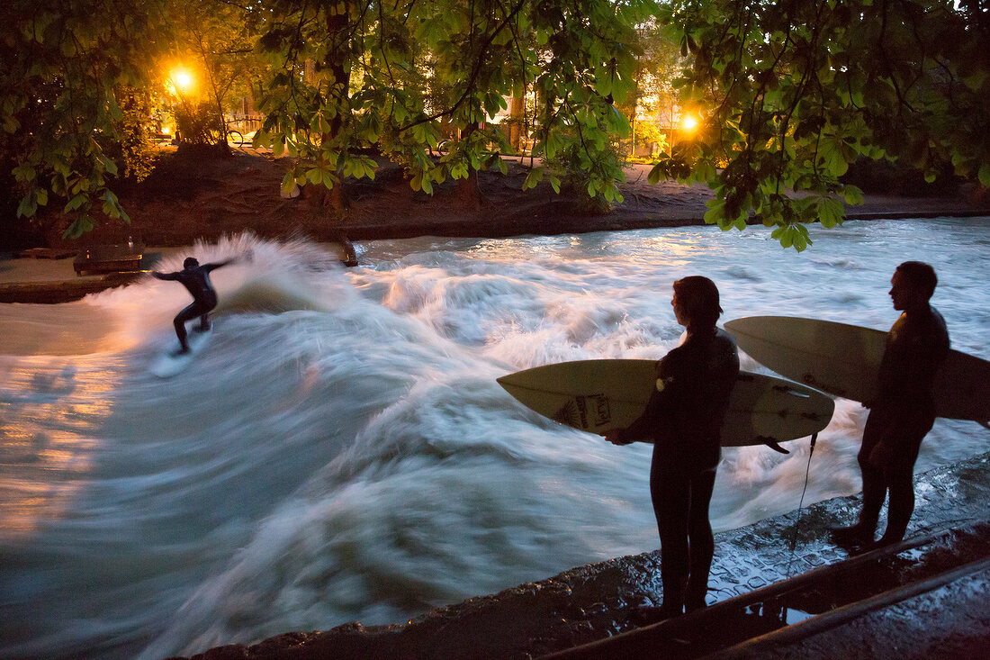 Deutschland, München, am Eisbach im Englischer Garten