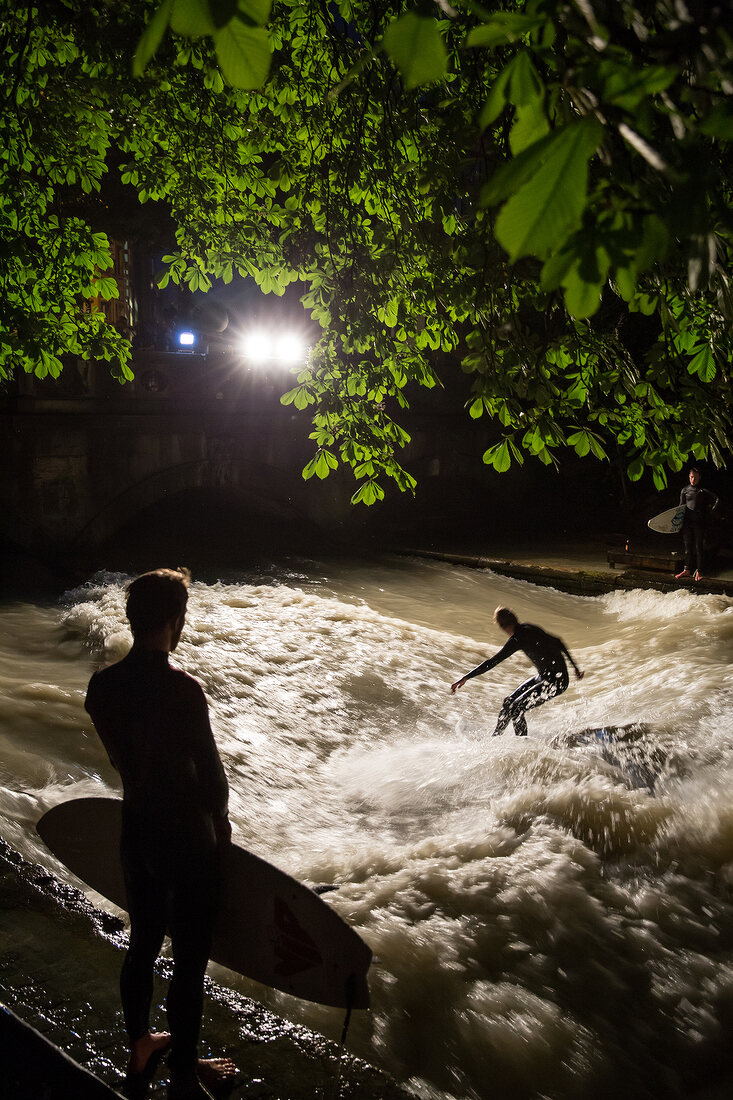 Deutschland, München, am Eisbach im Englischer Garten